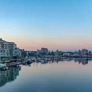 Regent Waterfront & Hotel